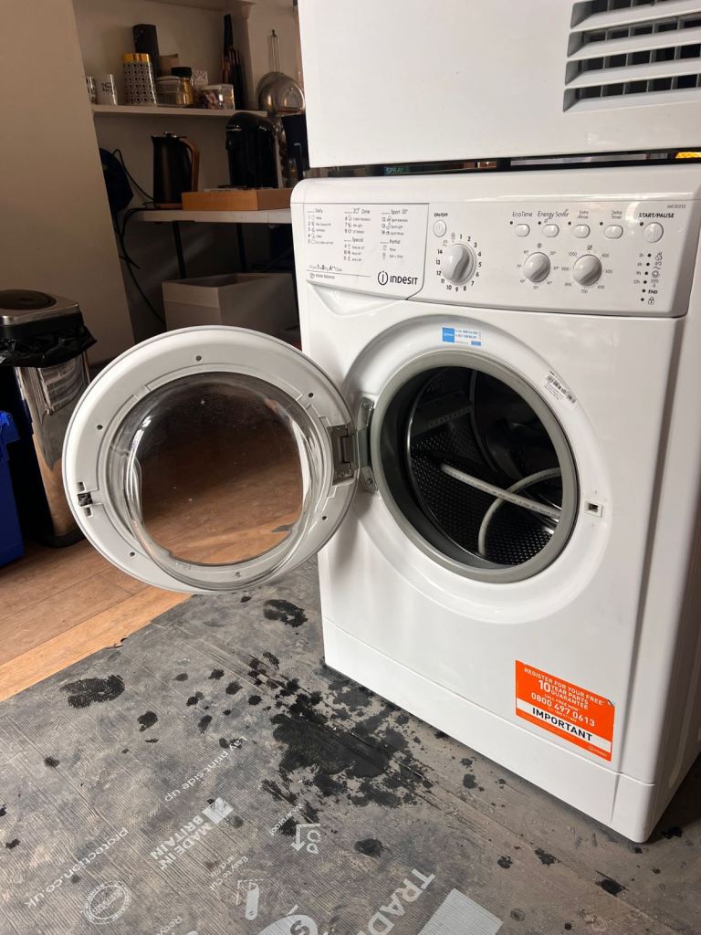 Indesit Washing Machine – White, Good Condition