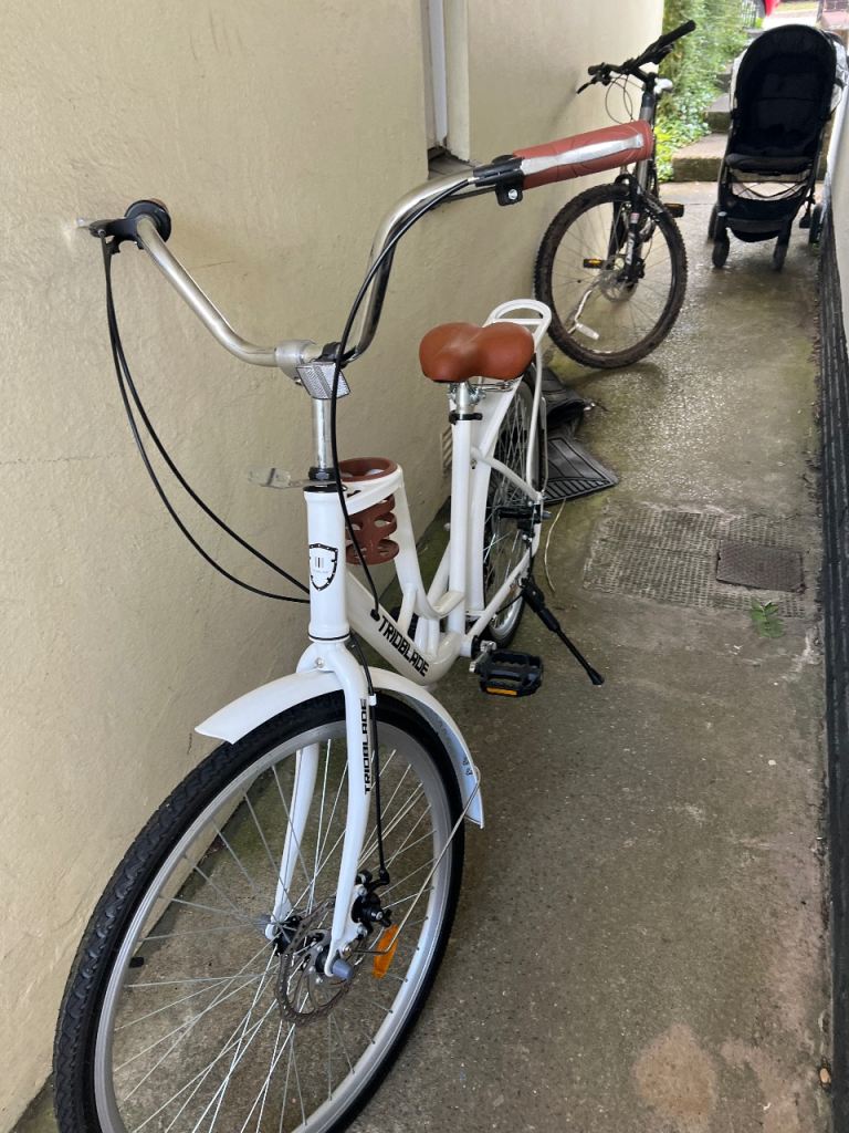 Ladies cream vintage style bike 