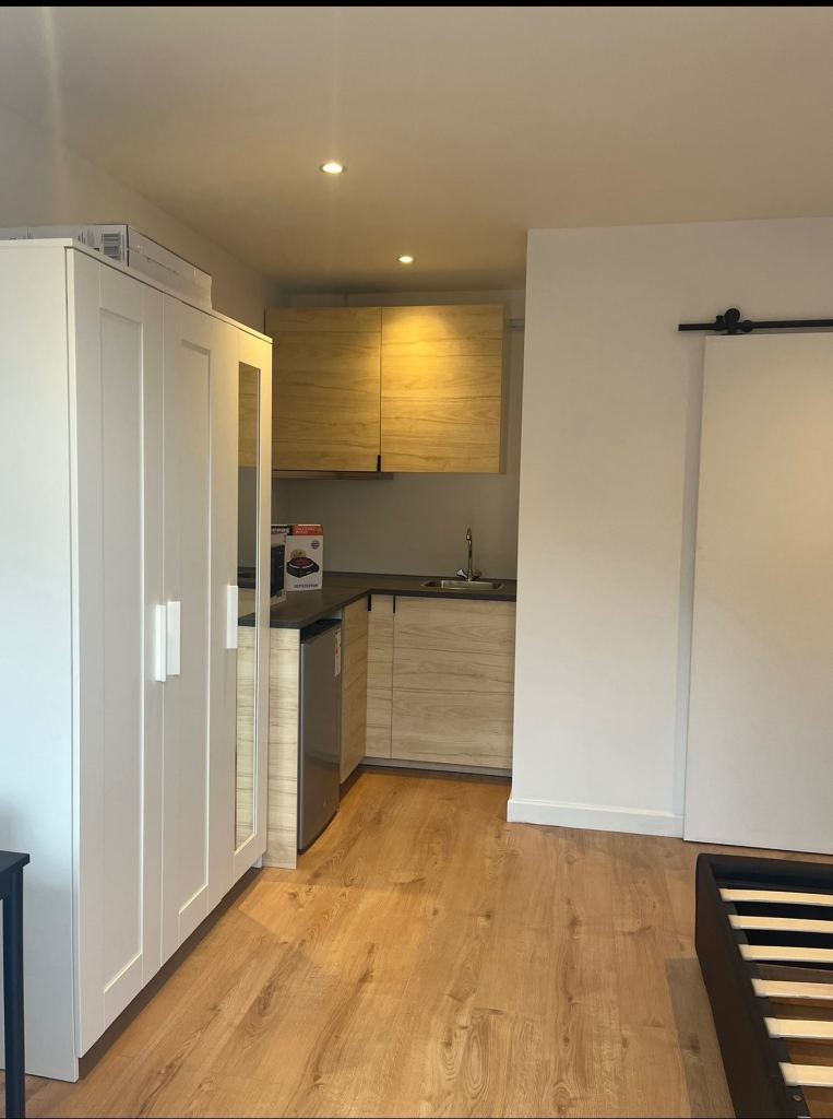 Studio en suite room for rent  (All bills included+ WiFi)