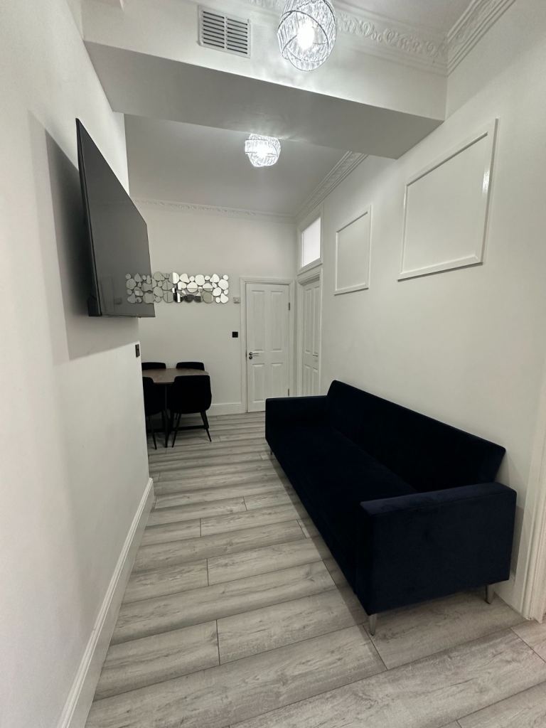 2 bedroom apartment to rent in SW5 9SJ