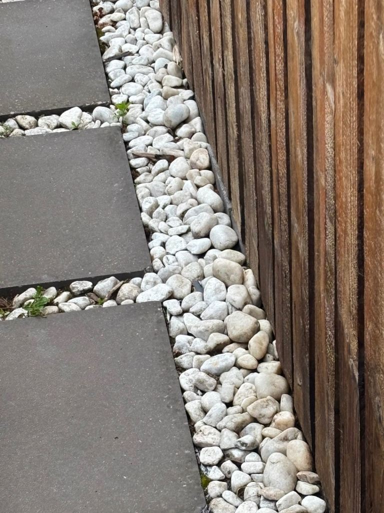 Garden Peebles large white
