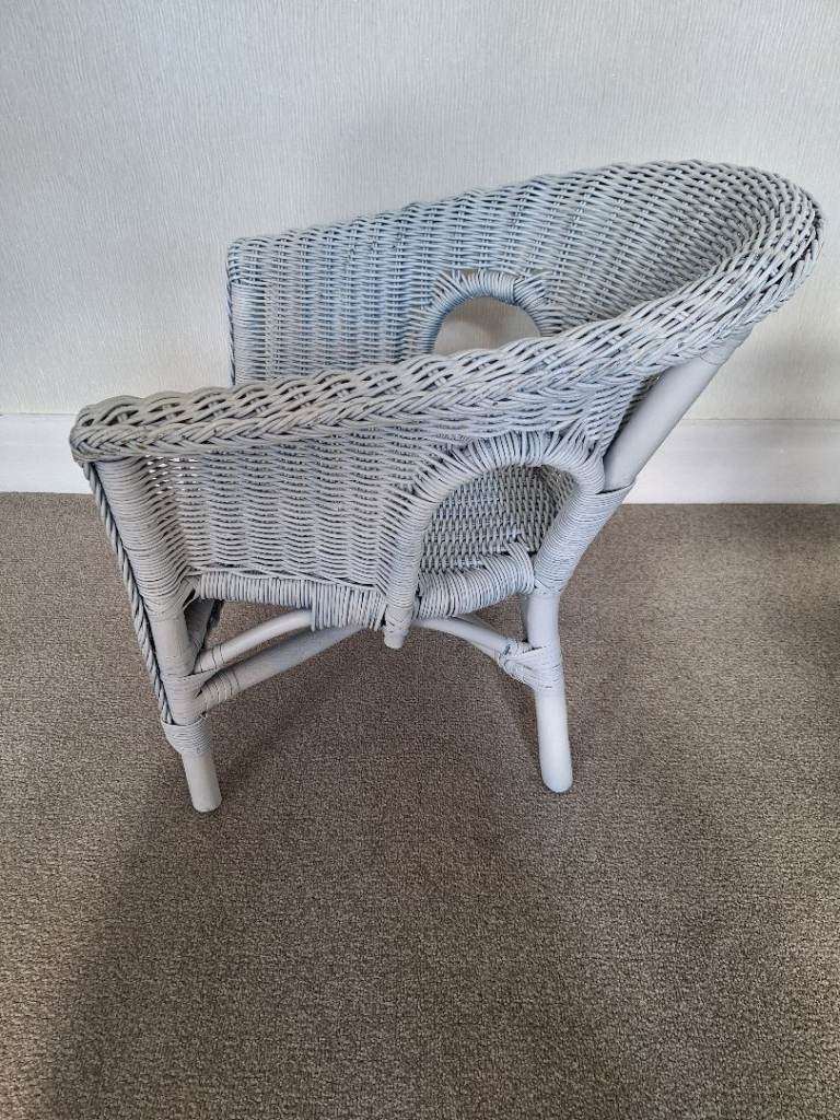 White Wicker Children's Chair – Good Condition