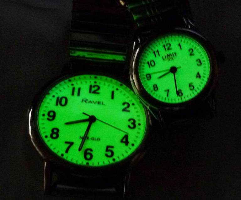 PAIR OF HIS N HERS VINTAGE NITE GLO WATCHES WITH FLEXI BRACELETS IN GOOD CONDITION 