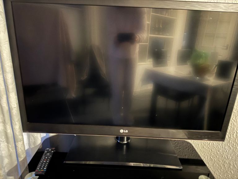Television and glass tablet 
