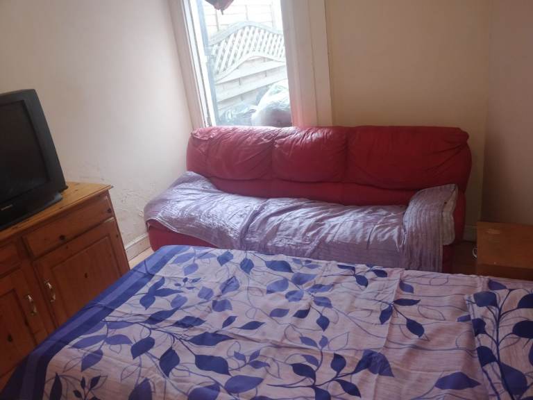 Double room inclusive. 2 wks deposit and 2 wks rent.. that's £640 to move in 