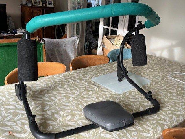 Abdominal crunch trainer with head support