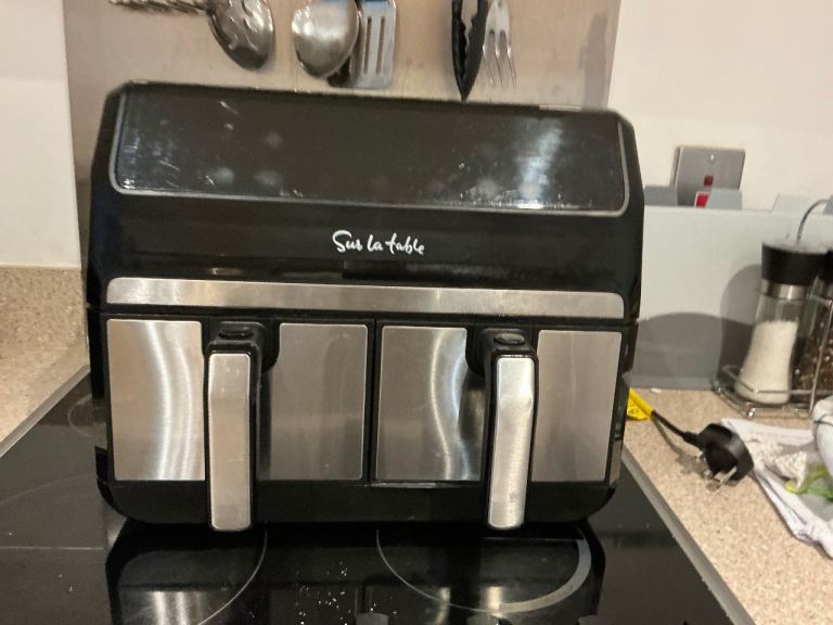 Sur le table Dual air fryer complete with silicon liners. 