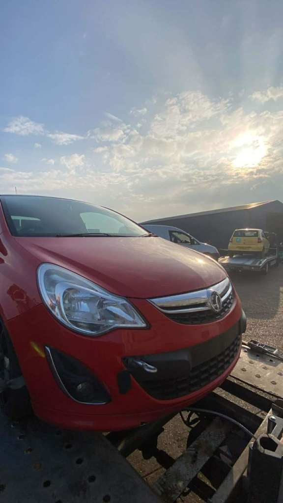 BREAKING VAUXHALOL CORSA D RED FACELIFT PARTS 