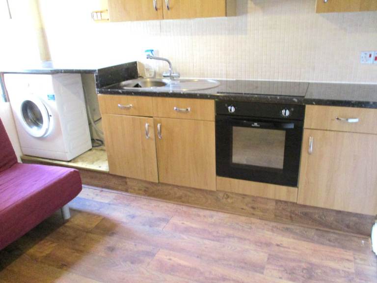 SUPER GREAT VALUE 1 BEDROOM FLAT NEAR ZONE 2 TUBE, 24 HR BUSES, SHOPS & TRAIN 10 MINS TO C. LONDON