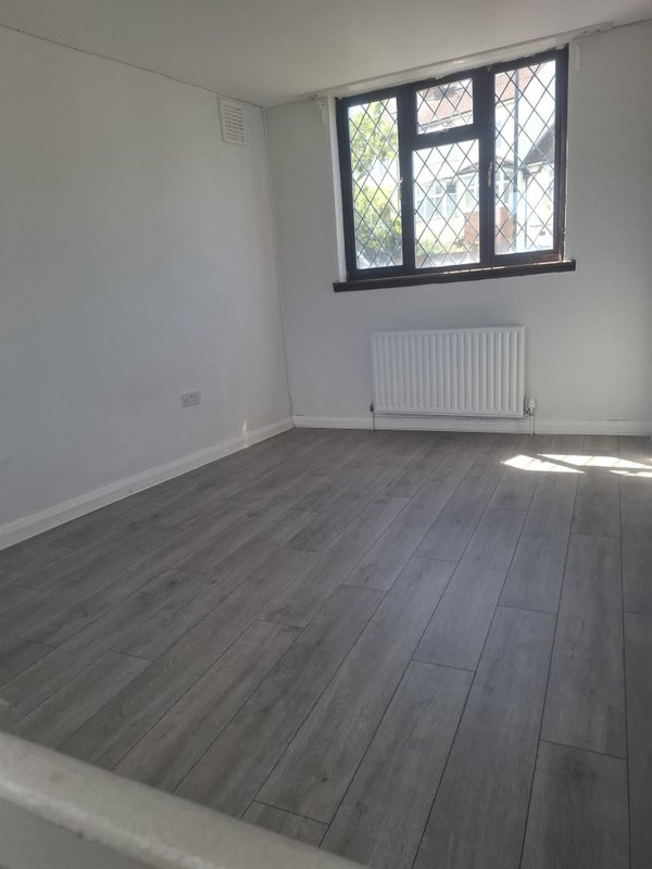 Spacious and big double room available in CR7 8EZ