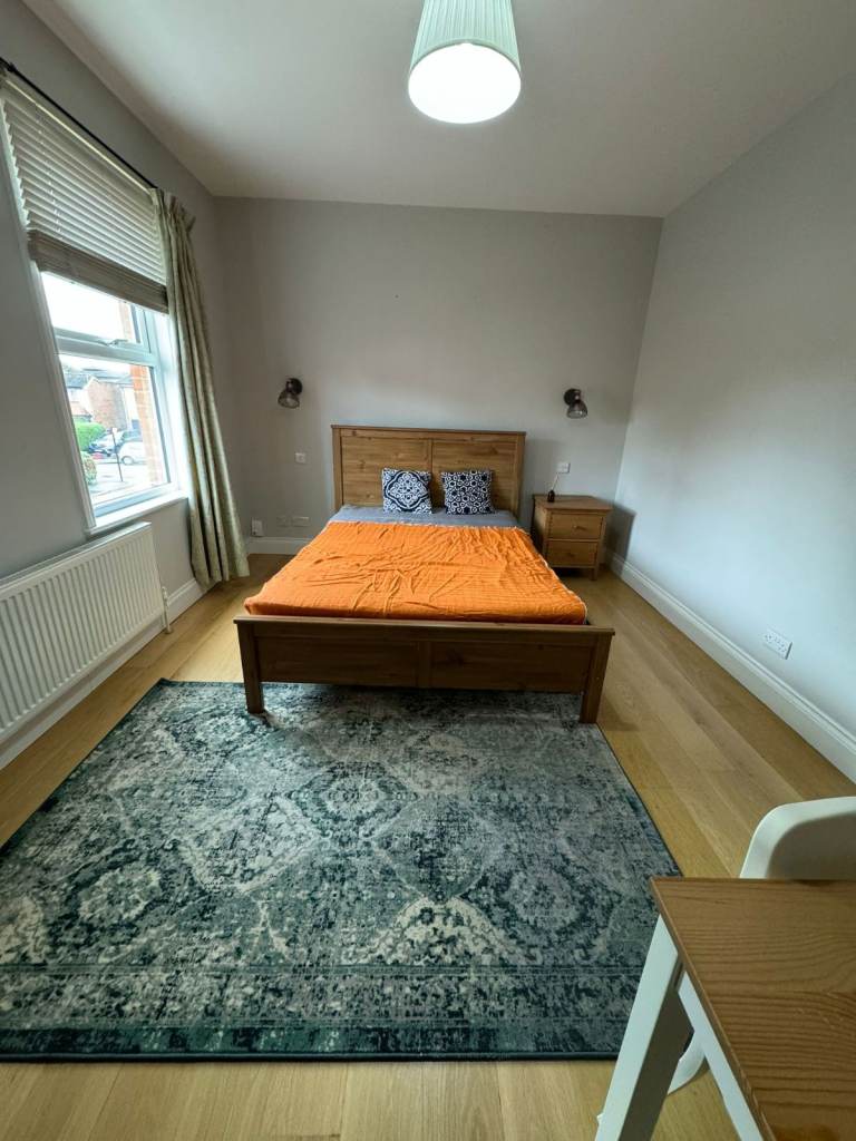 BEAUTIFUL LARGE STUDIO FLAT FOR SINGLE PROFESSIONAL TO RENT IN FELTHAM