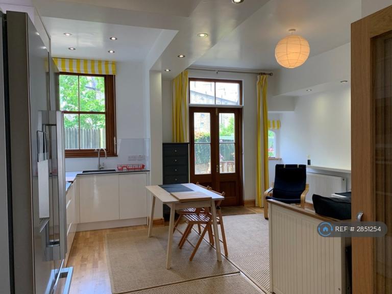 1 bedroom flat in Knatchbull Road, London, SE5 (1 bed) (#2851254)