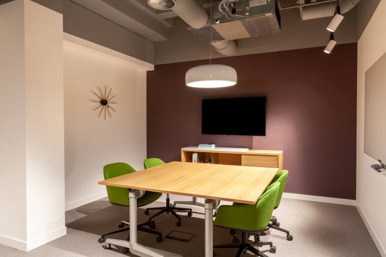 Hemel Hempstead - HP2 7TG \ Work Better in an Office with 5 Workstations