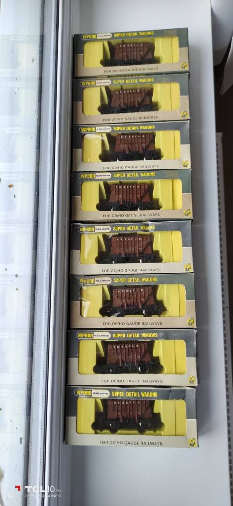 8 x Wrenn W5081 20T Presflo Cement Wagon in BR Bauxite. £20 Each 