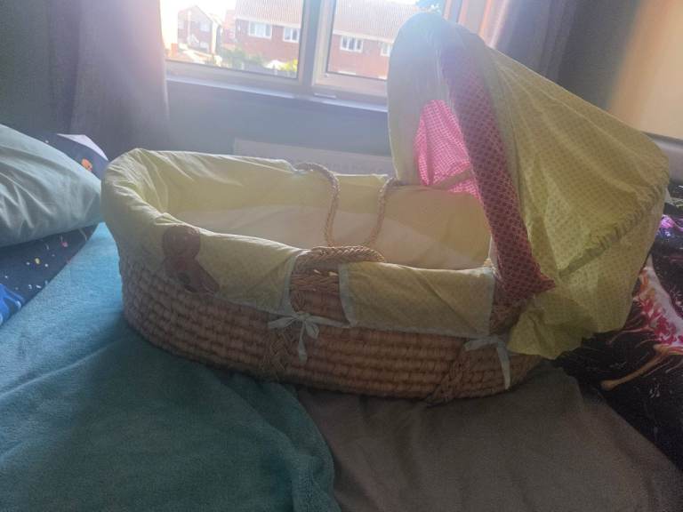 Moses Basket – Good Condition, Yellow/Pink