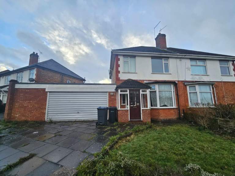 **THREE BEDROOM PROPERTY TO LET**EXCELLENT LOCATION*KEDLESTON ROAD**OFF STREET PARKING**GARAGE**