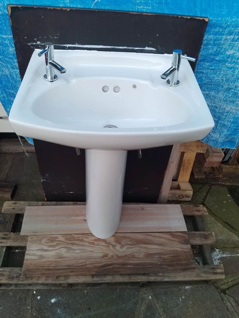 'ARMITAGE SHANK'S' bathm wash basin complete with pedasil and taps in very good condition.