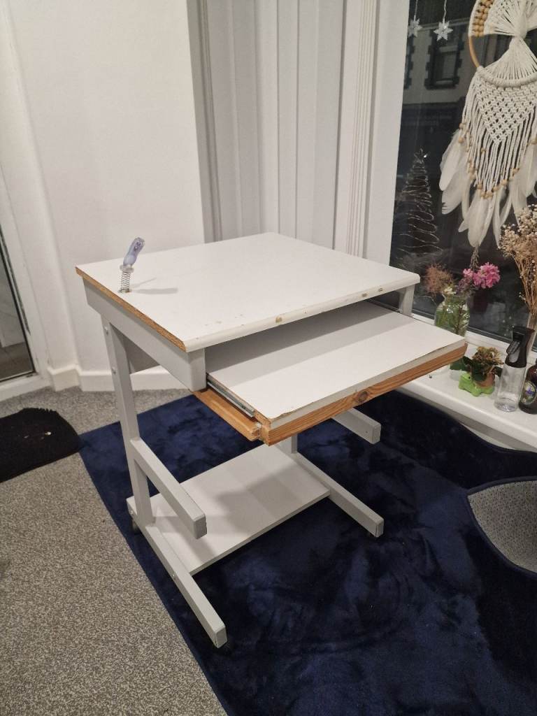 Compact White Desk with Pull-Out Shelf – Good Condition