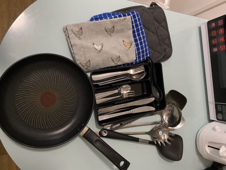 🍳 Kitchen Essentials Bundle for Sale including hand blender, containers - Price Negotiable!
