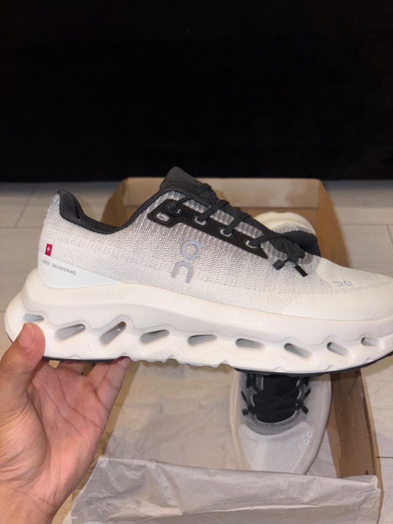 On Running Cloudtilt Trainers Black/Ivory UK 9.5 – Brand New