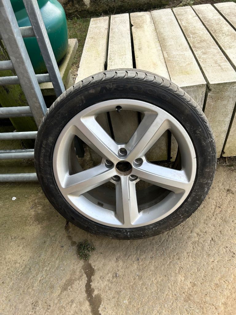Alloy wheels R17 came off an Audi A4