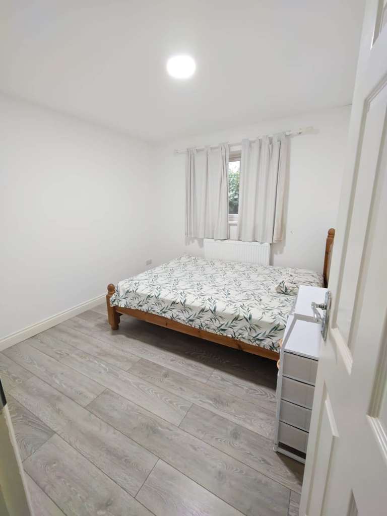 Bright & Spacious Double Room for a Single Female – Seven Kings / Newbury Park (IG3)