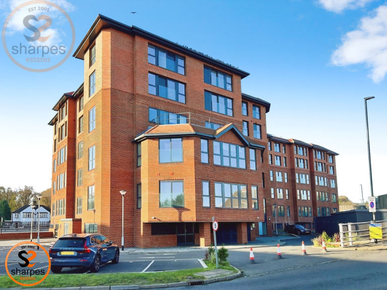 2 bedroom flat in , Coombe Hill House, Beverley Way, London