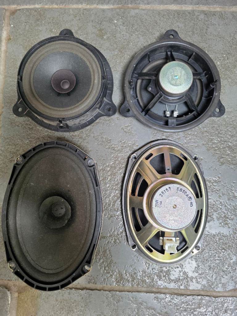 Nissan D40 2015 speakers