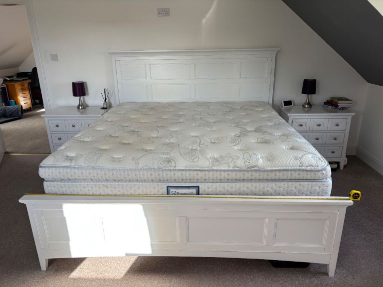 BEDROOM FURNITURE SET: Super King Bed, Chester Drawers and 2 x Bedside Tables 