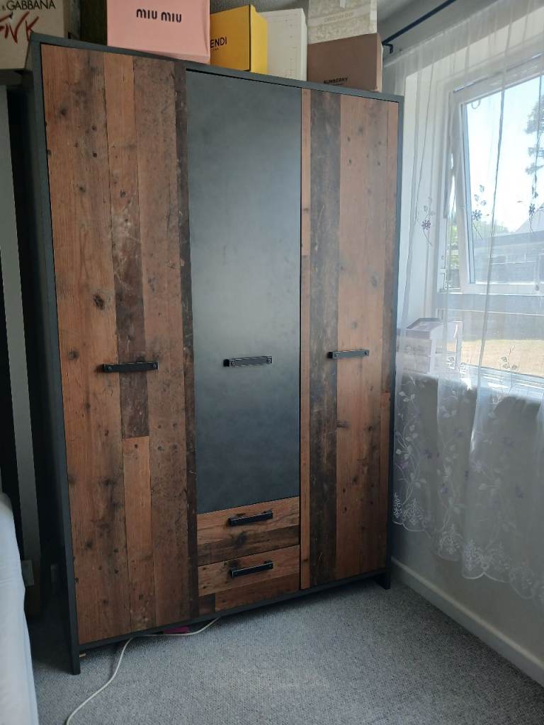 Stylish 3-Door Wardrobe with Drawers – very good condition 