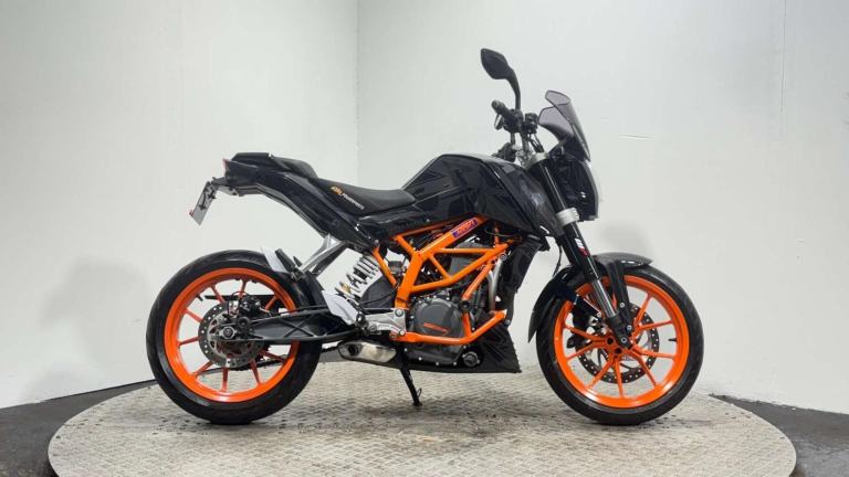 KTM 390 DUKE 2014 FULL HISTORY ONLY 5K VERY CLEAN A2 READY NAKED BIKE 390CC