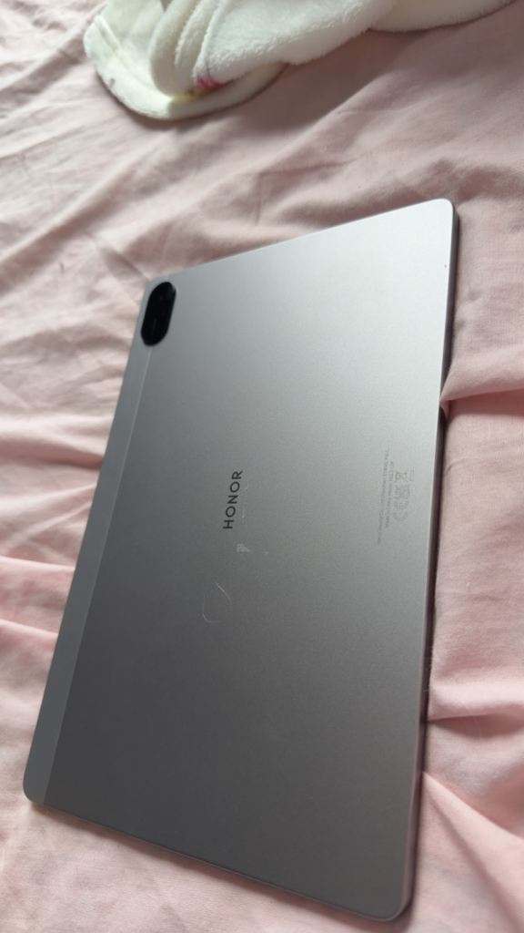 Honor tablet with SIM card tray