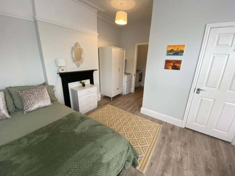 Studio flat to let in Winton area will all bills inclusive. 