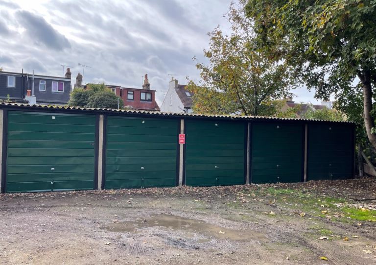 GARAGE TO RENT GRAVESEND, SINGLEWELL RD, DA11 7PT. SECURE SITE.