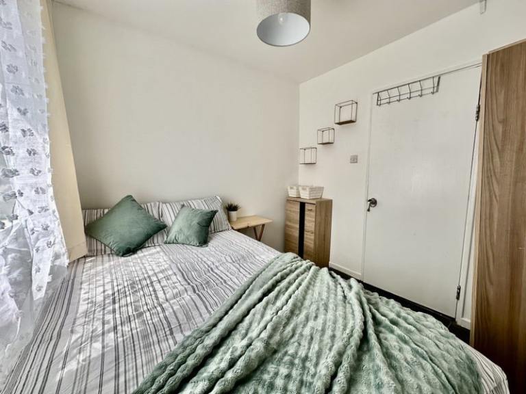 🍁Beautiful Room for Rent near Langdon Park Station!!!