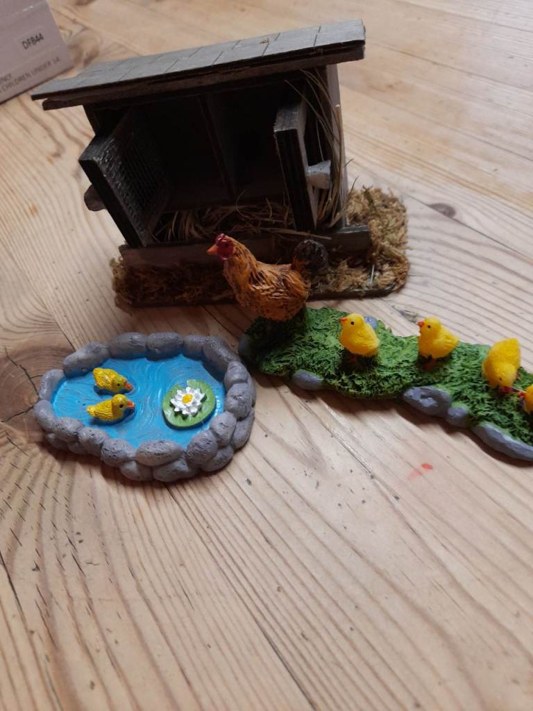 Dolls house accessories 