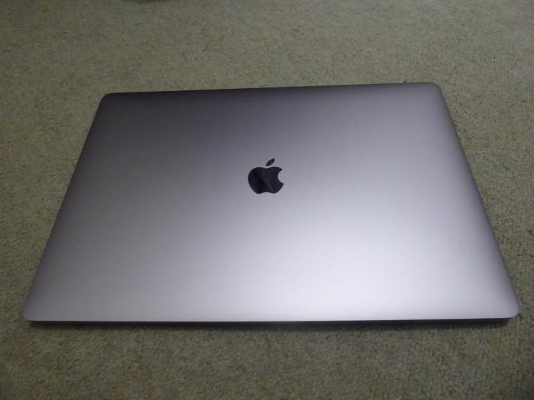 Apple MacBook Pro 16′′ 2019 | i9 | 32GB RAM | 2TB SSD | Radeon 5500M | 7 Cycle Almost New Battery 