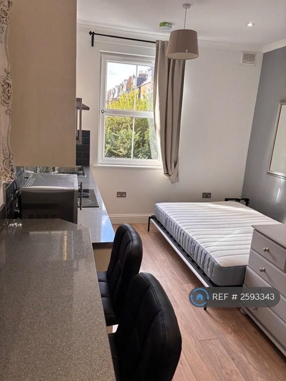 Studio flat in Shepherds Bush Road, London, W6 (#2593343)