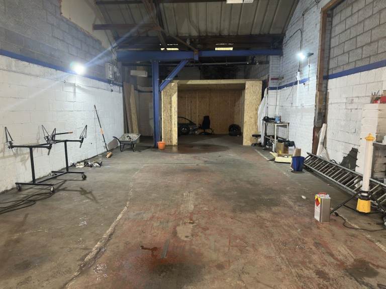 Commercial warehouse garage for rent - approx 615 sq ft
