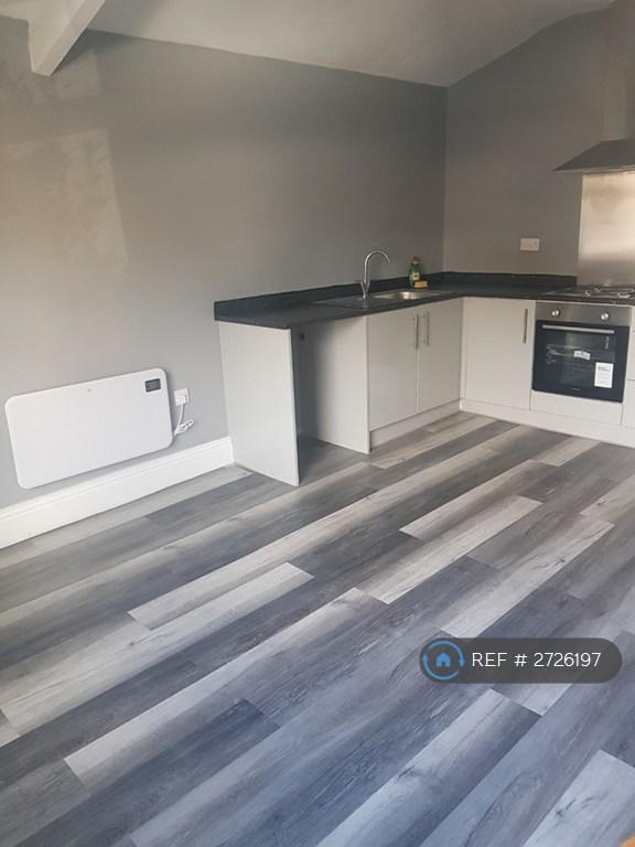 2 bedroom flat in Savile Park Road, Halifax, HX1 (2 bed) (#2726197)