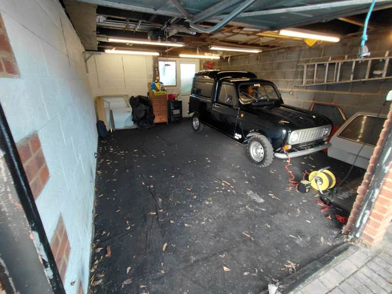 Garage for rent £400 per month (Loughton)