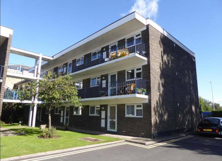 2 bedroom ground floor incl appliances and private garage Chelmsford central location