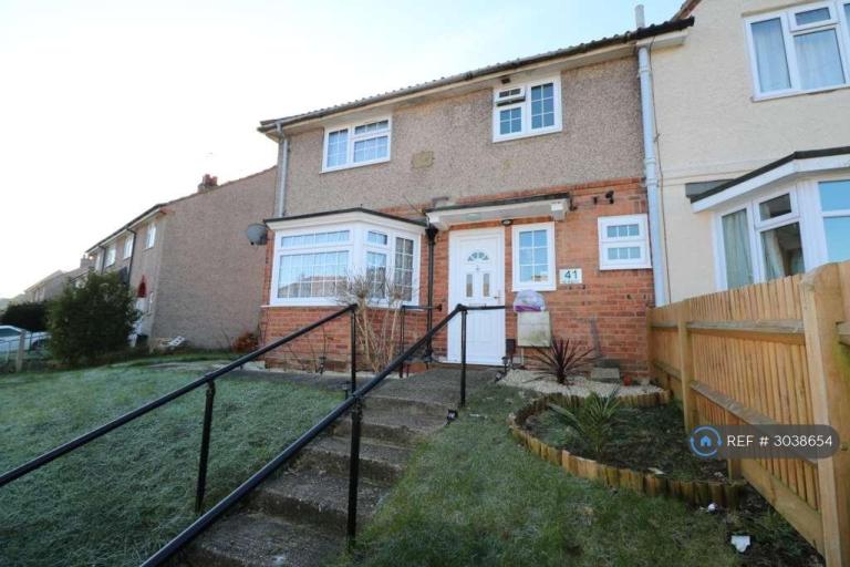3 bedroom house in Lyndhurst Road, Tilehurst, Reading, RG30 (3 bed) (#3038654)