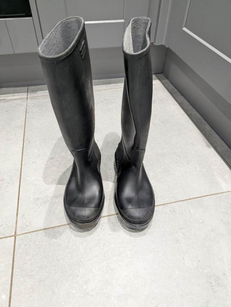 Ladies size 5 Dunlop wellies 