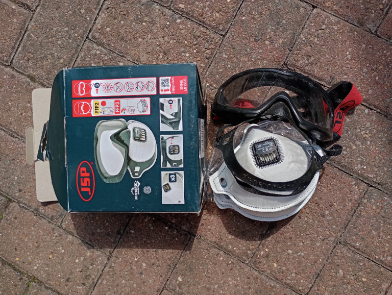 KNEE PADS AND JSP RESPIRATOR MASK WITH GOGGLES FROM SCREWFIX