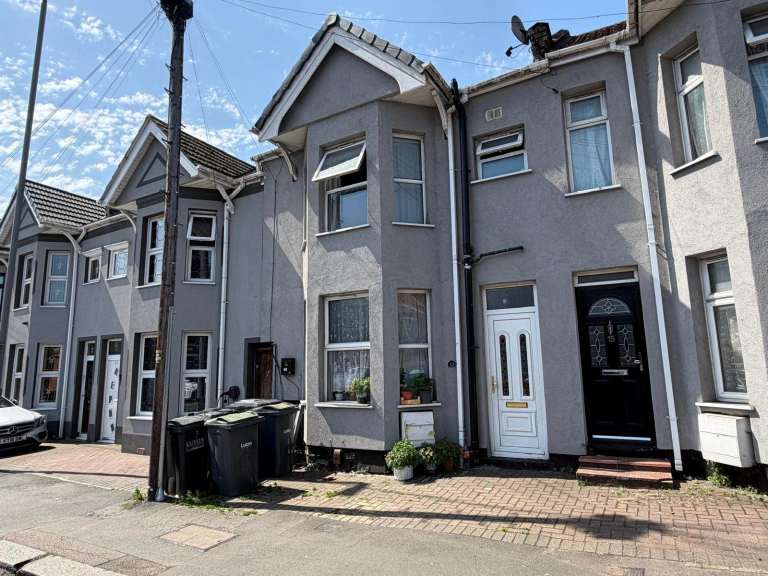 Well Presented 4 Bedroom House Close to Biscot Road and Bury Park 