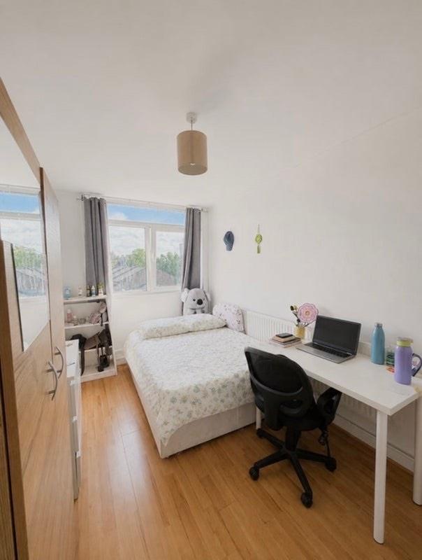 🍁Cozy Rooms Available – Opposite Stepney Green Station | East London📍