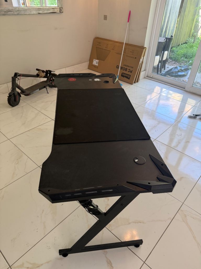 Gaming Desk / PC Desk – Carbon Style – Good Condition (Quick Sale)