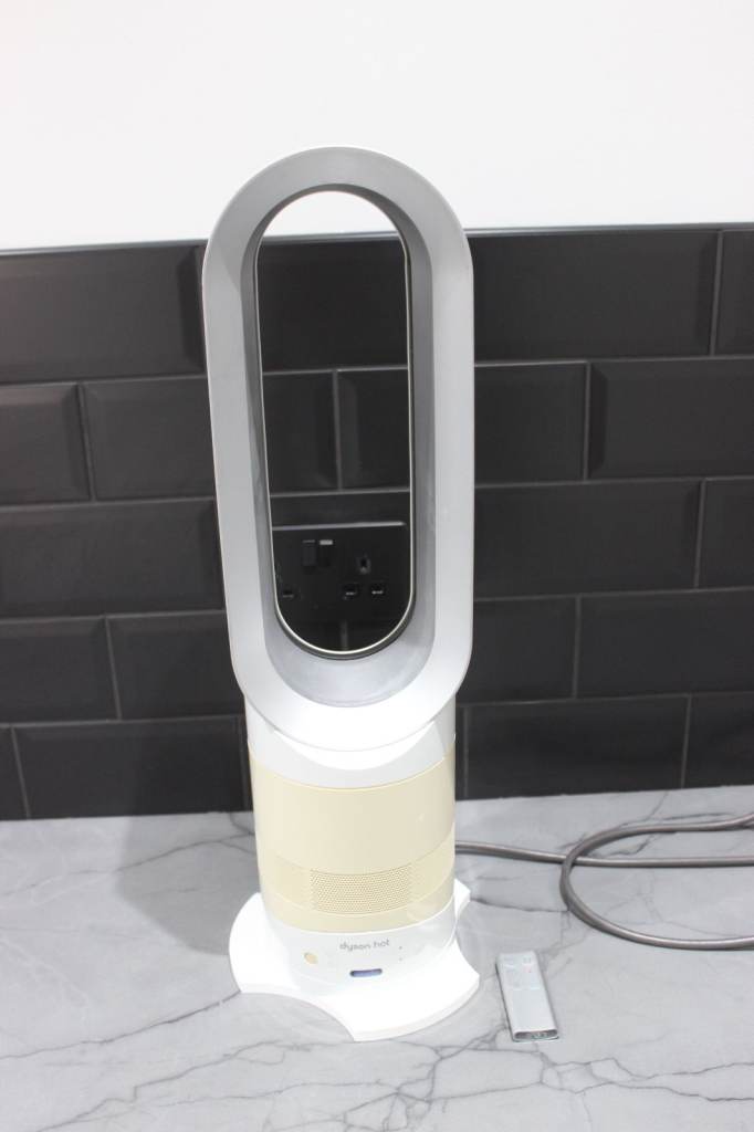Dyson Hot & Cold Fan In Good Working Order With Remote Main Body Slightly Yellowed (See Pics)