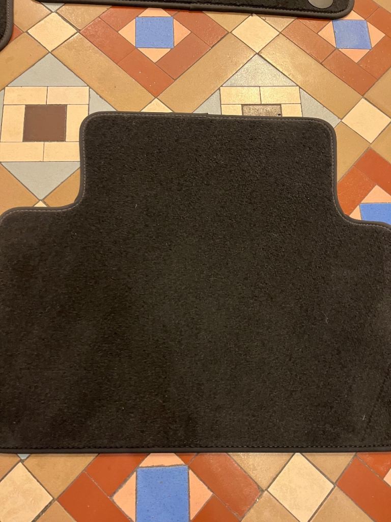 Genuine Porsche Macan Black Carpet Floor Mats – 72 plate – Used Once